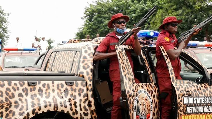 Otowngist's tweet photo. Osun Amotekun says four operatives were handed to police over an Ile-Ife killing, not arrested. What should investigators establish?
https://t.co/YNvh40GGS9
#Osun #Amotekun #IleIfe #Nigeria #Security https://t.co/2t3lJ8n2AU