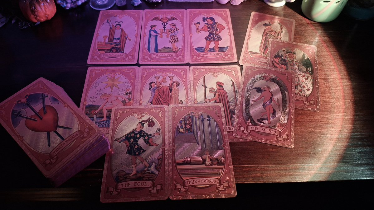 venusinlov's tweet photo. tirei no tarot pra entender como estão as energias para o Lula nessas eleições, não costumo tirar sobre esse tipo de situação aqui, mas quero compartilhar minha visão:

a situação está muito complicada e não dá pra cantar vitória antes do tempo, não vou mentir. é um jogo que mostra esperança do povo e MUITA movimentação, então sim, há possibilidade da vitória do Lula, será um caminho difícil até essa vitória. a campanha será voltada a desmentir fake news, lidar com manipulação do oponente (porque sim, tá rolando muita coisa suja e não é de hoje), terá muita situação desmacarada que pode ajudar a gente se reerguer e até mesmo virar votos ao favor. vejo que o Lula pode mostrar alguma proposta nova ou citar algo que vai chamar a atenção daqueles que foram omissos no momento de votar. MAIS investimento em outras redes sociais e comunicação com o público mais jovem vai rolar, isso vai favorecer bastante a vitória. o três de espadas no fundo do baralho já avisa que será uma vitória árdua, arrastada, uma vitória através de muita dor e resistência, mas acontece.