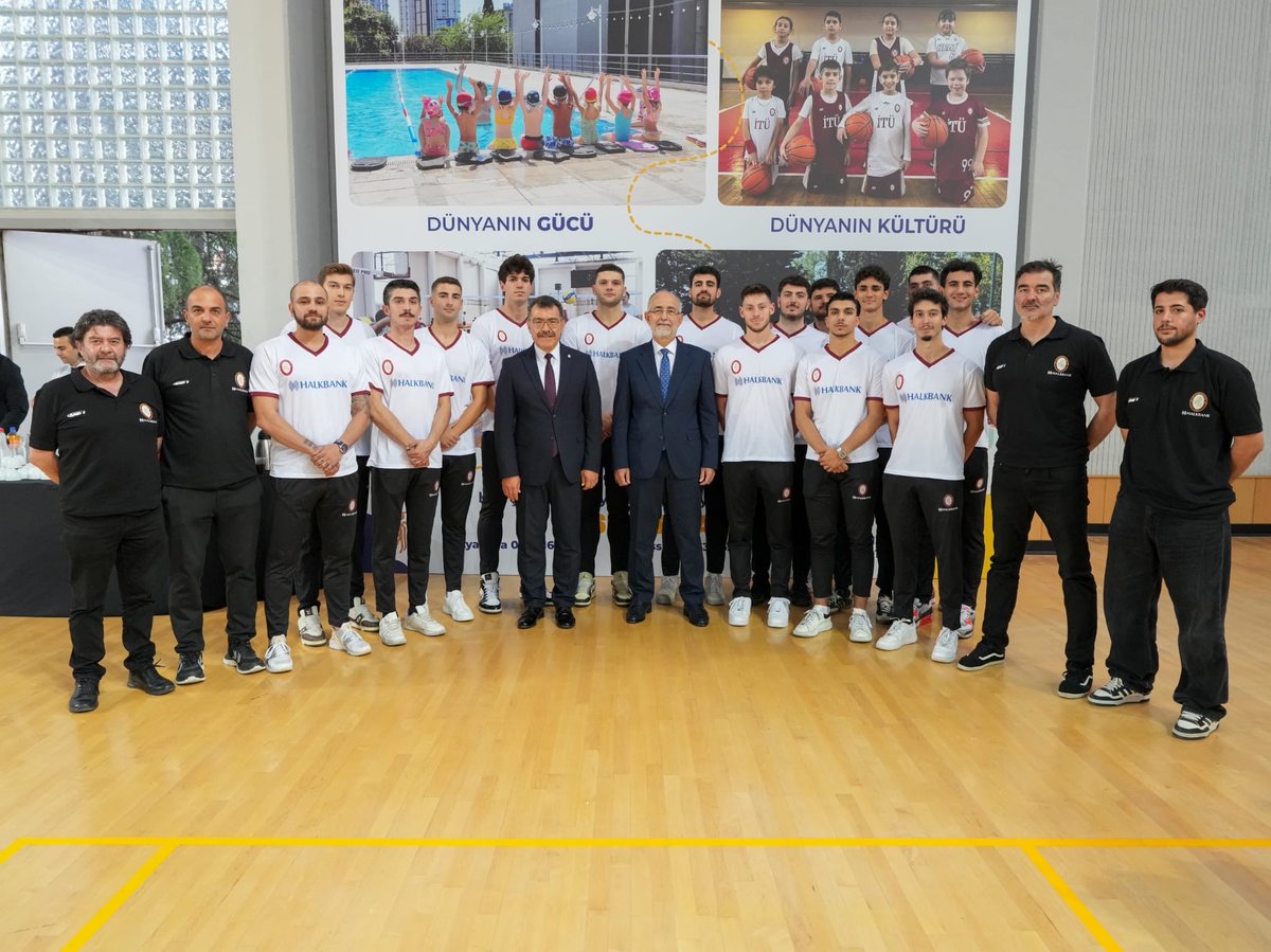 ProfHasanMandal's tweet photo. Efsane Geri Dönüyor: İTÜ Basketbol, İTÜ Halkbank İsmiyle Sahada! 🏀🐝

İTÜ Basketbol’un şampiyonluklarla, unutulmaz isimlerle ve “Bombeleski bombeleski bom bom bom, teknik teknik zıp zıp zıp!” tezahüratıyla hafızalara kazınan güçlü mirasını, Halkbank ile imzaladığımız protokolle geleceğe taşıyacak yeni bir adımla buluşturuyoruz.

İTÜ Spor Kulübümüz ile Halkbank arasında imzaladığımız protokolle Basketbol Takımımız, yeni sezonda İTÜ Halkbank Spor Kulübü adıyla sahaya çıkacak.

Bu iş birliğiyle, İTÜ Basketbol’un köklü mirasını geleceğe taşırken; profesyonel basketboldan altyapıya, öğrencilerimizden genç sporculara uzanan daha güçlü bir spor ekosistemi oluşturmayı amaçlıyoruz.

253 yıllık köklü geçmişimizde öğrencilerimizin çok yönlü gelişimini merkeze alıyoruz. Proje takımlarımızdan öğrenci kulüplerimize, sanattan spora uzanan güçlü ekosistemimizde gençlerimiz farklı alanlarda sorumluluk alıyor, yeteneklerini geliştiriyor. 🏫

Mühendislik ve teknolojide olduğu gibi sporda da köklü bir birikime sahip olan İTÜ’nün basketbol yolculuğu, 1953’ten bugüne 5 lig şampiyonluğu ve Türk basketboluna kazandırdığı çok değerli isimlerle güçlü bir mirasa dönüştü. Bugün bu mirası, gençlerimizin enerjisi ve güçlü paydaşlıklarla geleceğe taşıyoruz.

Bu yolculuğun önemli adımlarından biri de NBA Basketball Schools projesinin Türkiye’de İTÜ Halkbank çatısı altında hayata geçirilecek olması. Avrupa’da bu sezon 28 ülkede ilk kez uygulanacak modelle genç sporcularımız; basketbol eğitimlerinden 3x3 sokak basketbolu turnuvalarına, yaz kamplarından uluslararası organizasyonlara uzanan farklı deneyimlerle buluşacak. 🌍

İmza törenimizde bizlerle birlikte olan Halkbank Genel Müdürü Sayın Recep Süleyman Özdil’e, Türkiye Basketbol Federasyonu Başkan Vekili Sayın Harun Erdenay’a, İTÜ Spor Kulübü Başkan Vekilimiz Sayın Kemal Erdenay’a ve emeği geçen tüm çalışma arkadaşlarımıza teşekkürlerimi sunuyorum.

Yeni dönemin İTÜ Halkbank Spor Kulübümüze, gençlerimize ve Türk basketboluna hayırlı olmasını diliyorum.

@Halkbank
@itu1773