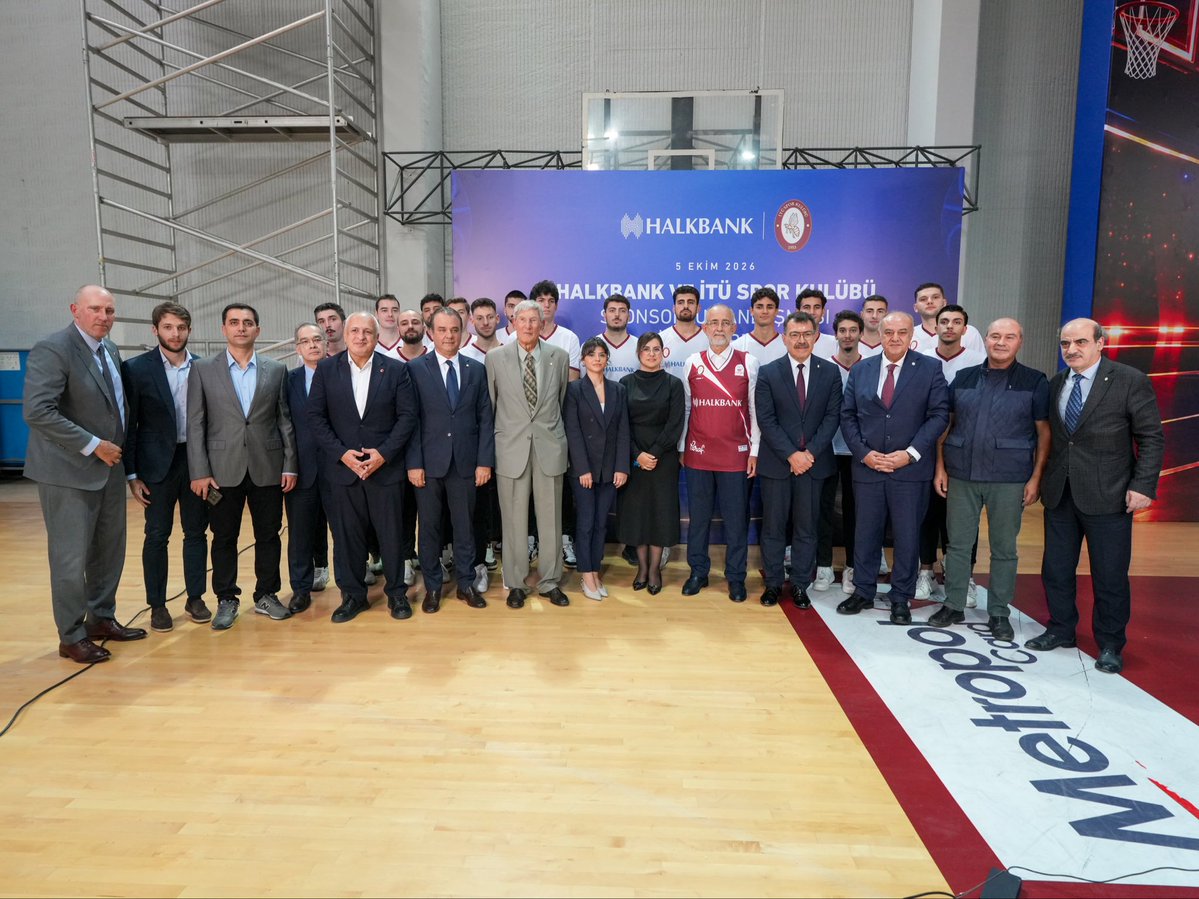 ProfHasanMandal's tweet photo. Efsane Geri Dönüyor: İTÜ Basketbol, İTÜ Halkbank İsmiyle Sahada! 🏀🐝

İTÜ Basketbol’un şampiyonluklarla, unutulmaz isimlerle ve “Bombeleski bombeleski bom bom bom, teknik teknik zıp zıp zıp!” tezahüratıyla hafızalara kazınan güçlü mirasını, Halkbank ile imzaladığımız protokolle geleceğe taşıyacak yeni bir adımla buluşturuyoruz.

İTÜ Spor Kulübümüz ile Halkbank arasında imzaladığımız protokolle Basketbol Takımımız, yeni sezonda İTÜ Halkbank Spor Kulübü adıyla sahaya çıkacak.

Bu iş birliğiyle, İTÜ Basketbol’un köklü mirasını geleceğe taşırken; profesyonel basketboldan altyapıya, öğrencilerimizden genç sporculara uzanan daha güçlü bir spor ekosistemi oluşturmayı amaçlıyoruz.

253 yıllık köklü geçmişimizde öğrencilerimizin çok yönlü gelişimini merkeze alıyoruz. Proje takımlarımızdan öğrenci kulüplerimize, sanattan spora uzanan güçlü ekosistemimizde gençlerimiz farklı alanlarda sorumluluk alıyor, yeteneklerini geliştiriyor. 🏫

Mühendislik ve teknolojide olduğu gibi sporda da köklü bir birikime sahip olan İTÜ’nün basketbol yolculuğu, 1953’ten bugüne 5 lig şampiyonluğu ve Türk basketboluna kazandırdığı çok değerli isimlerle güçlü bir mirasa dönüştü. Bugün bu mirası, gençlerimizin enerjisi ve güçlü paydaşlıklarla geleceğe taşıyoruz.

Bu yolculuğun önemli adımlarından biri de NBA Basketball Schools projesinin Türkiye’de İTÜ Halkbank çatısı altında hayata geçirilecek olması. Avrupa’da bu sezon 28 ülkede ilk kez uygulanacak modelle genç sporcularımız; basketbol eğitimlerinden 3x3 sokak basketbolu turnuvalarına, yaz kamplarından uluslararası organizasyonlara uzanan farklı deneyimlerle buluşacak. 🌍

İmza törenimizde bizlerle birlikte olan Halkbank Genel Müdürü Sayın Recep Süleyman Özdil’e, Türkiye Basketbol Federasyonu Başkan Vekili Sayın Harun Erdenay’a, İTÜ Spor Kulübü Başkan Vekilimiz Sayın Kemal Erdenay’a ve emeği geçen tüm çalışma arkadaşlarımıza teşekkürlerimi sunuyorum.

Yeni dönemin İTÜ Halkbank Spor Kulübümüze, gençlerimize ve Türk basketboluna hayırlı olmasını diliyorum.

@Halkbank
@itu1773