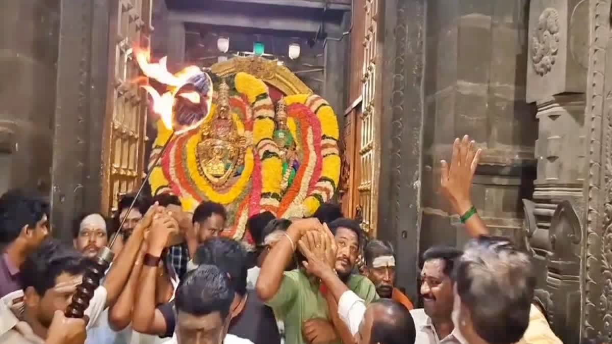 ETVBharatTN's tweet photo. திருவண்ணாமலையில் ‘சனி மற்றும் ஞாயிறு’ அனுமதி இல்லை - அபிஷேகத்துக்கு புதிய கட்டுப்பாடுகள் ஏன்?
#Tiruvannamalai | #Arunachalam | #AnnamalaiyarTemple | #SpiritualIndia | #Girivalam | #ETVBharatTamilNadu
Read More : https://t.co/sro6YxRv6D https://t.co/dNC2lcQ9yw