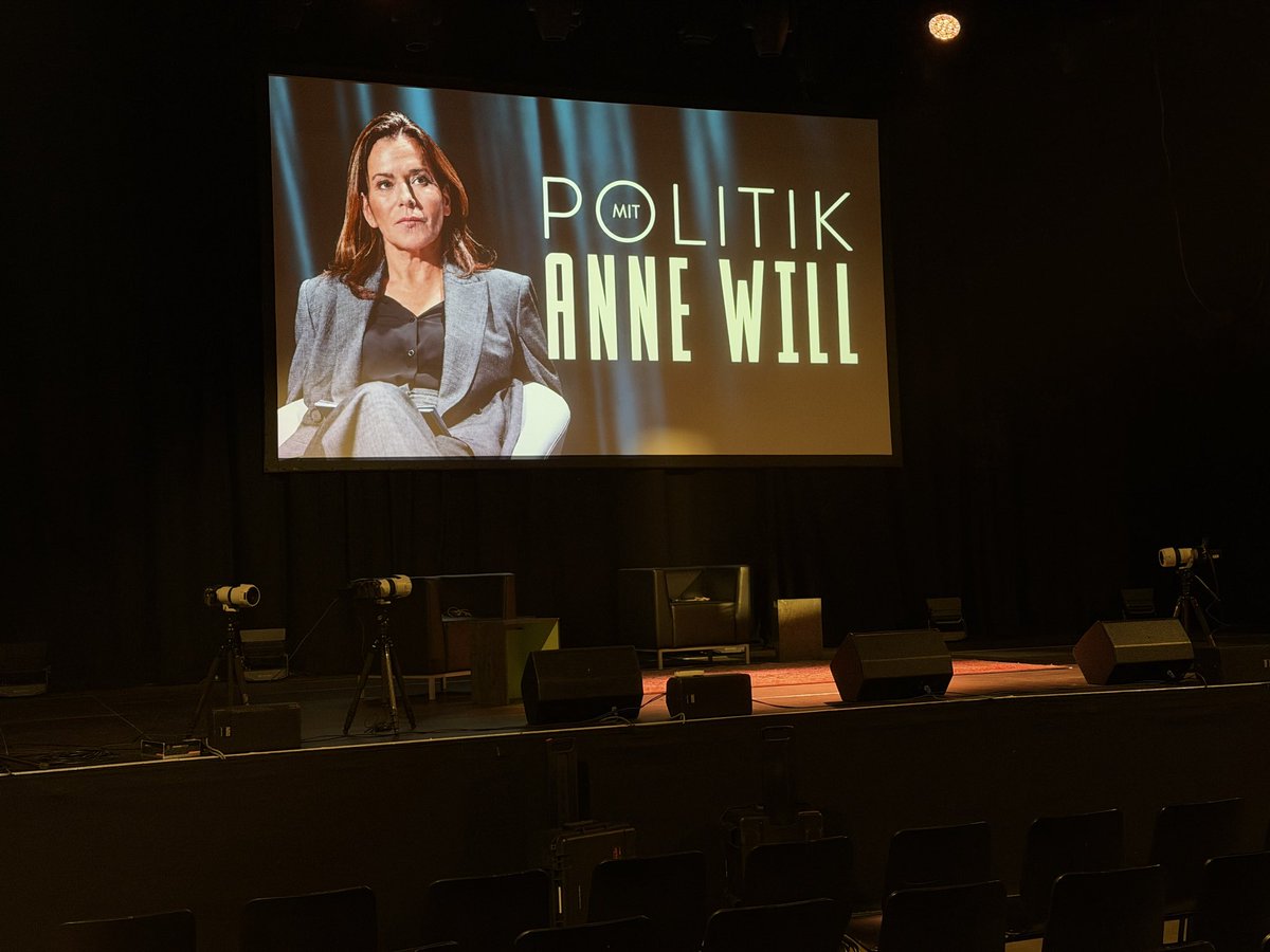 annewill's tweet photo. Auf ne Art bin ich schon in #Hannover.  👇 Sitze in Wahrheit aber noch im Zug, der klemmte ewig vor #Magdeburg. Da läuft heute alles schief. 
#LivePodcast https://t.co/t6mCySMKRx