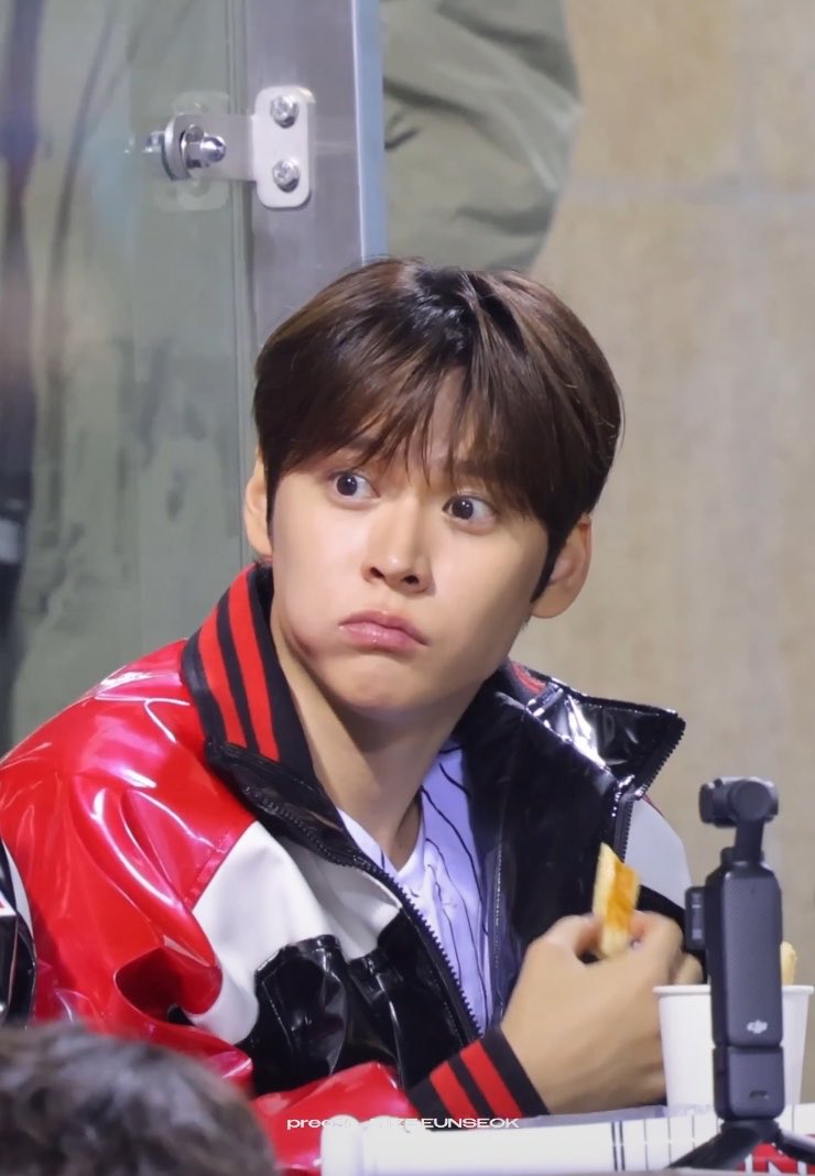 eunseokcloud's tweet photo. eunseok is too busy eating with that mouth full 🐹😭 https://t.co/2Qow8uXChO