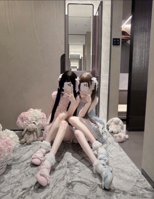 AbayomiOlubunm4's tweet photo. 某音发两次都违规   
只能来X了... 开脱！  
谁要锐评一下我跟闺蜜福嘛   
粉粉嫩嫩哒！  
流言111直接給 https://t.co/EmAg5AzEUA