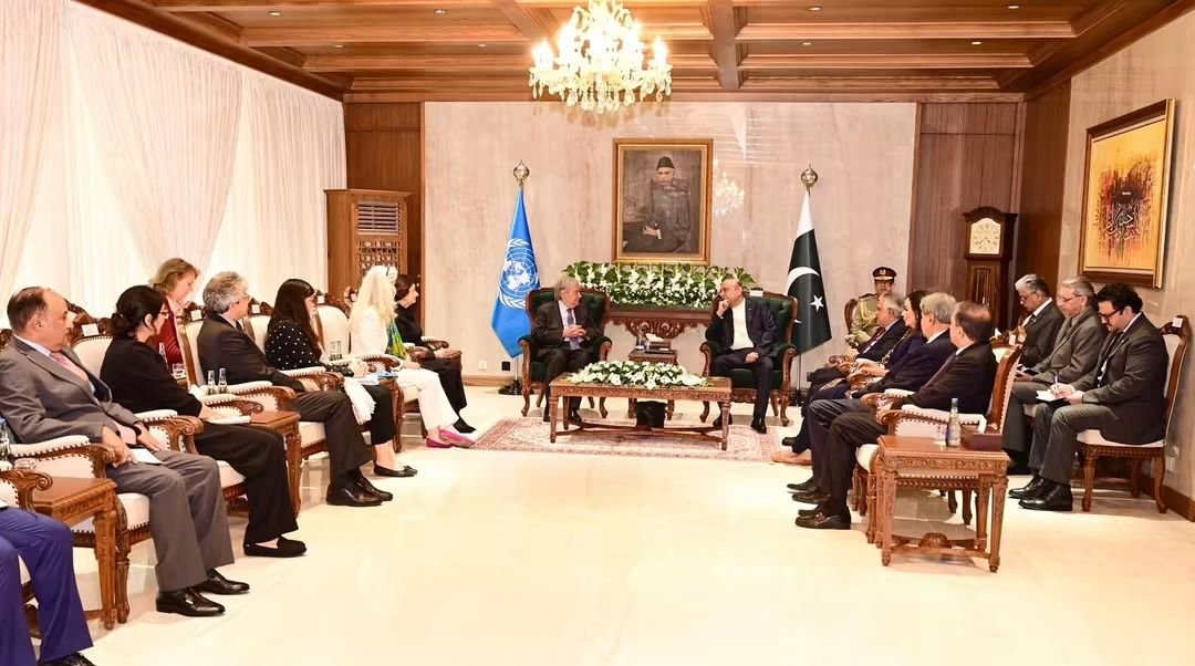 PPPAltaCanada's tweet photo. President Asif Ali Zardari in a meeting with United Nations Secretary-General António Guterres at Aiwan-e-Sadr.
@AAliZardari https://t.co/wXGL7ZOB6Z