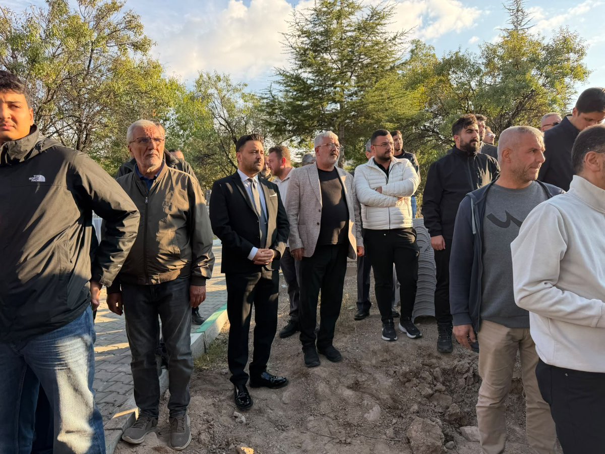 MFAygun's tweet photo. İl Genel Meclis Başkanımız, kıymetli yol ve dava arkadaşımız Serkan Naci Feralan’ın muhterem babası Ahmet Feralan hocamızın cenaze namazını kılarak, dualarla ebediyete uğurladık.

Merhum Ahmet hocamıza Cenab-ı Allah’tan rahmet; başta Serkan ve Alp Eren ağabeylerimiz olmak üzere Feralan ailesine, yakınlarına ve sevenlerine sabır ve başsağlığı diliyorum.

Rabbim rahmetiyle muamele eylesin; mekânını cennet, makamını âli eylesin.