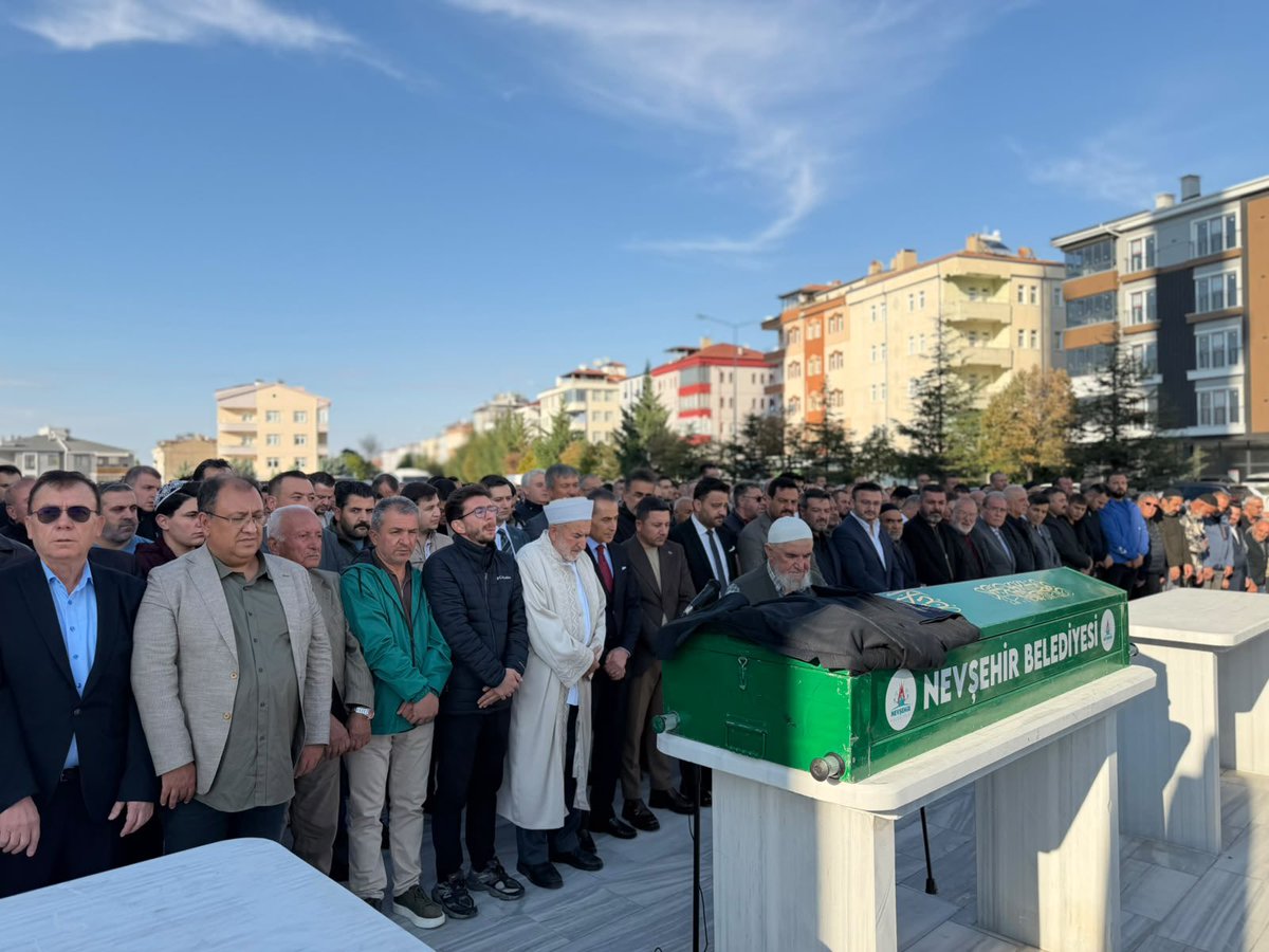 MFAygun's tweet photo. İl Genel Meclis Başkanımız, kıymetli yol ve dava arkadaşımız Serkan Naci Feralan’ın muhterem babası Ahmet Feralan hocamızın cenaze namazını kılarak, dualarla ebediyete uğurladık.

Merhum Ahmet hocamıza Cenab-ı Allah’tan rahmet; başta Serkan ve Alp Eren ağabeylerimiz olmak üzere Feralan ailesine, yakınlarına ve sevenlerine sabır ve başsağlığı diliyorum.

Rabbim rahmetiyle muamele eylesin; mekânını cennet, makamını âli eylesin.