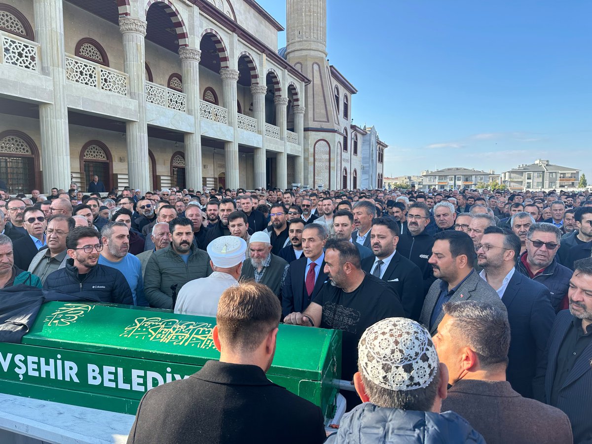 MFAygun's tweet photo. İl Genel Meclis Başkanımız, kıymetli yol ve dava arkadaşımız Serkan Naci Feralan’ın muhterem babası Ahmet Feralan hocamızın cenaze namazını kılarak, dualarla ebediyete uğurladık.

Merhum Ahmet hocamıza Cenab-ı Allah’tan rahmet; başta Serkan ve Alp Eren ağabeylerimiz olmak üzere Feralan ailesine, yakınlarına ve sevenlerine sabır ve başsağlığı diliyorum.

Rabbim rahmetiyle muamele eylesin; mekânını cennet, makamını âli eylesin.