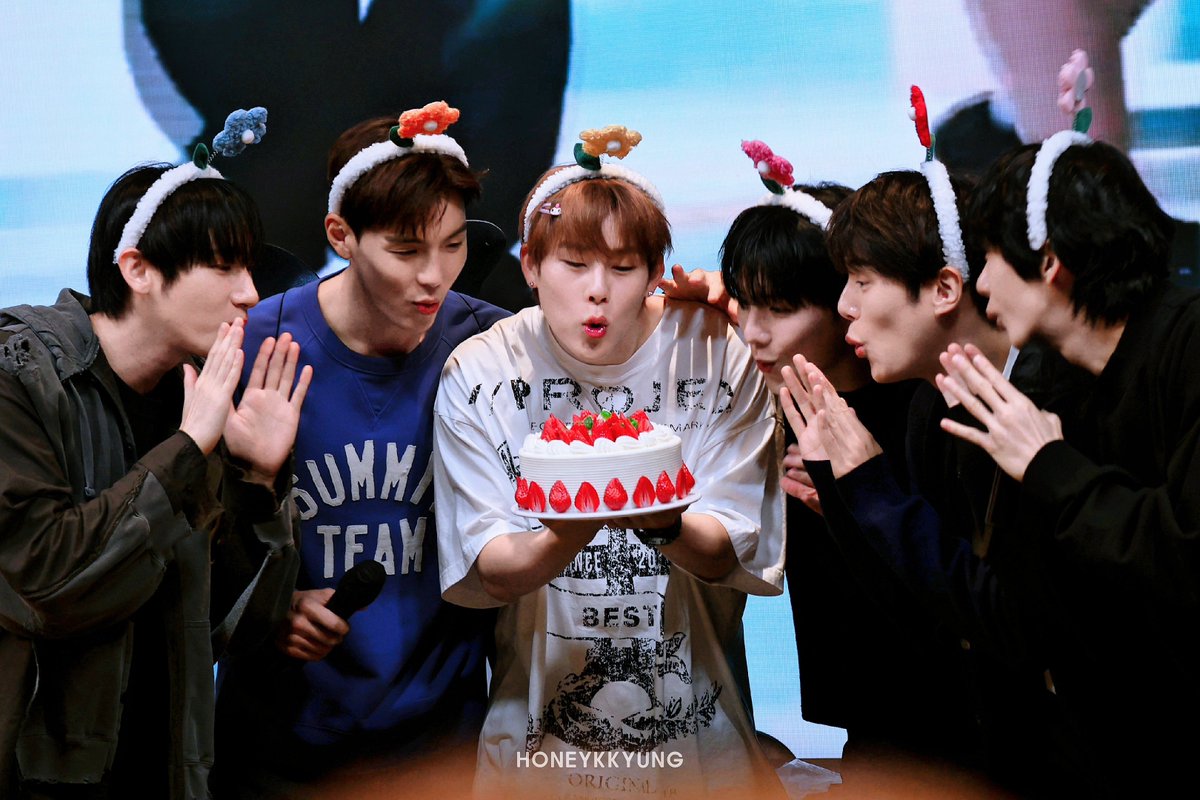 n_____ajin's tweet photo. 세상에서 제일 소중한 주헌아, 생일 축하해🎉
주헌이가 태어나줘서, 그리고 우리에게 와줘서 정말 고마워. 
무대 위에서 가장 빛나는 주헌이도,
장난꾸러기처럼 웃는 주헌이도, 
음악을 이야기할 때 누구보다 진심인 주헌이도
하나하나 다 너무 사랑해.
주헌이가 걸어가는 모든 길에 행복한 순간이 더 많이 쌓였으면 좋겠어. 앞으로도 주헌이의 하루하루가 사랑받는 일들로 가득하길 바라.
태어나줘서 고마워. 
내가 많이 많이 좋아해, 주헌아 💛
🎂 HAPPY BIRTHDAY JOOHEON 🎂 

#JOOHONEY #MONSTAX #몬스타엑스 #주헌 #HBDtoJOOHONEY #JOOHONEYBeDay