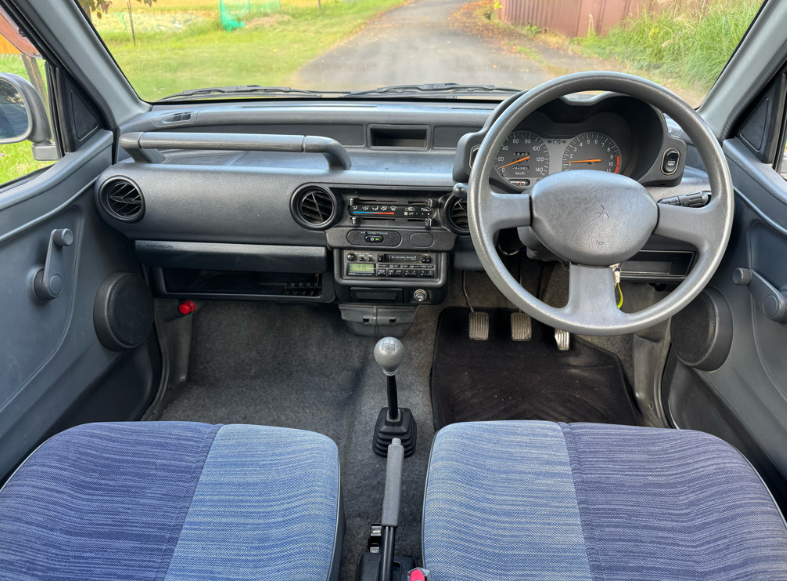 IXbE1IzHH3myazI's tweet photo. 気になる三菱車！
「三菱 ミニカ 5ドア ピアチェ 4WD」
DOHC5バルブエンジンの5速MTですぅ🤪
3G83なのでガンガン回しても壊れませんよね😅 https://t.co/5VwxVGEIzy
