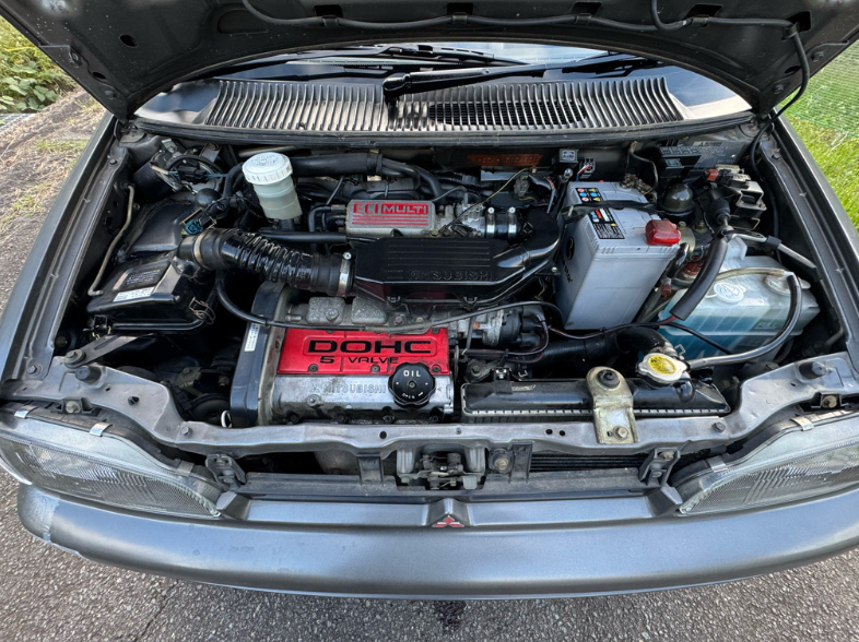 IXbE1IzHH3myazI's tweet photo. 気になる三菱車！
「三菱 ミニカ 5ドア ピアチェ 4WD」
DOHC5バルブエンジンの5速MTですぅ🤪
3G83なのでガンガン回しても壊れませんよね😅 https://t.co/5VwxVGEIzy