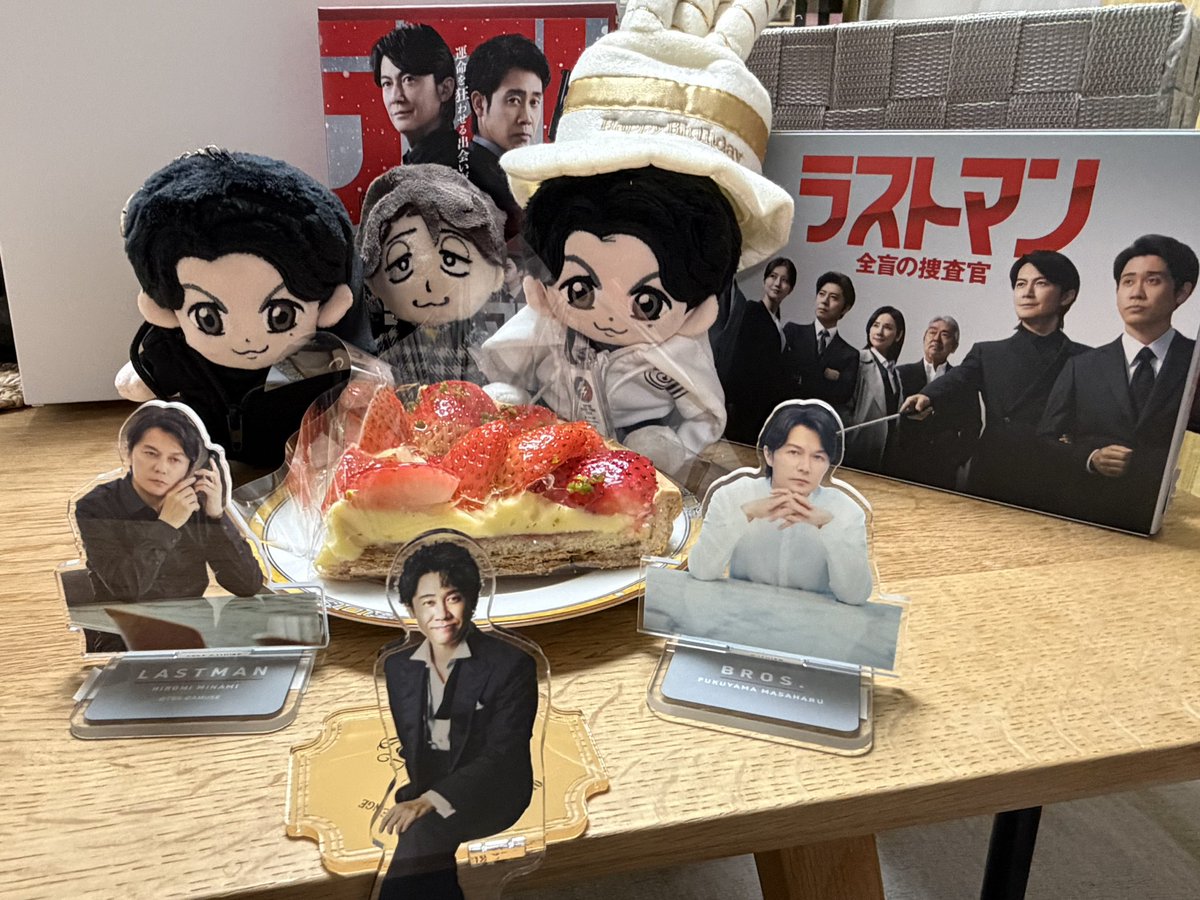 o7o_ew's tweet photo. お誕生日おめでとう🎂皆実さん！
去年から比べて新たな作品の写真貼れるの幸せ。
そしてちいましゃでお祝いするの初めて！
(去年は間に合わなかった)

またホントいつか会えるのずっと待ってる！

#ラストマン https://t.co/TWnUen1Geb