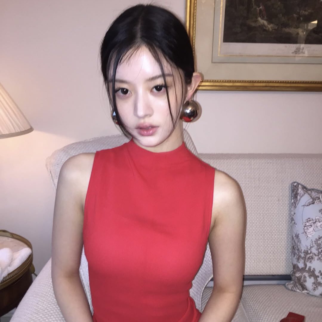 minjuspic's tweet photo. minju is red ❤️ https://t.co/fJLpU3pqes