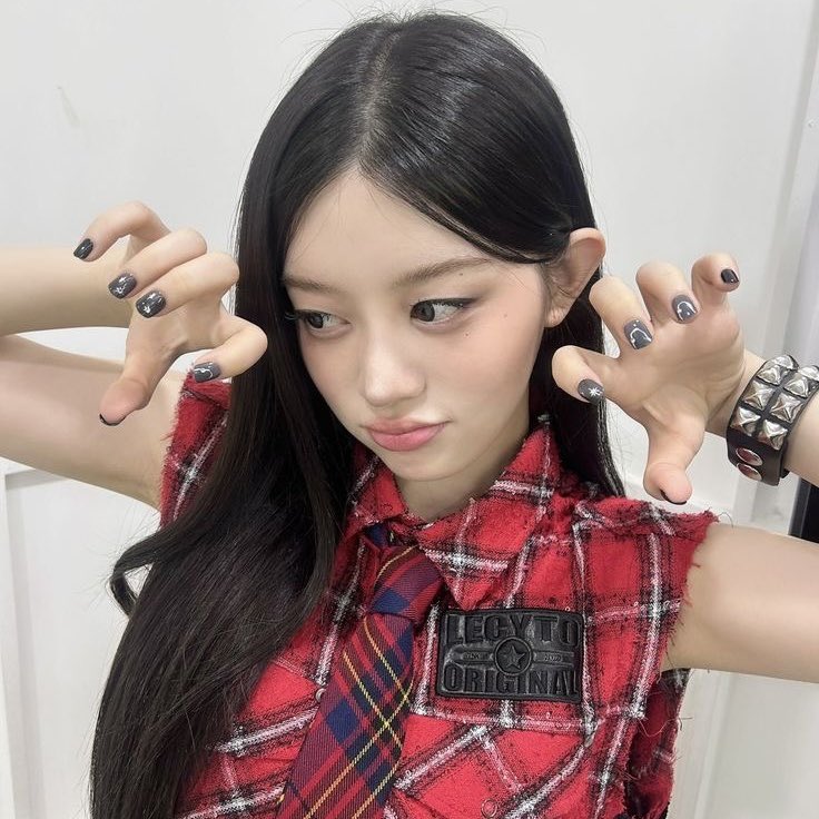 minjuspic's tweet photo. minju is red ❤️ https://t.co/fJLpU3pqes