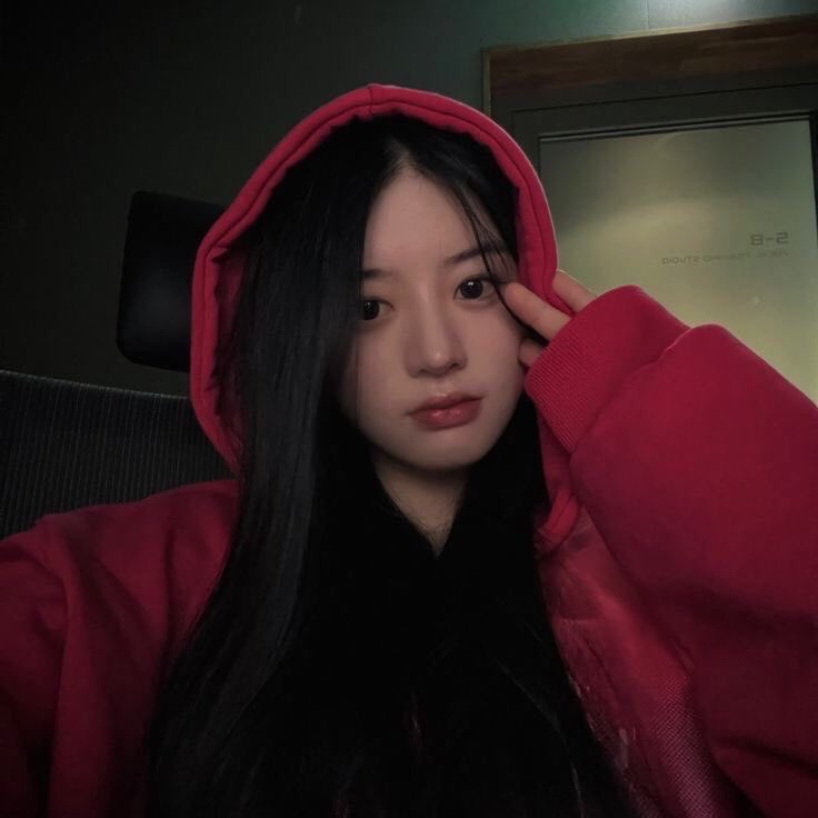 minjuspic's tweet photo. minju is red ❤️ https://t.co/fJLpU3pqes