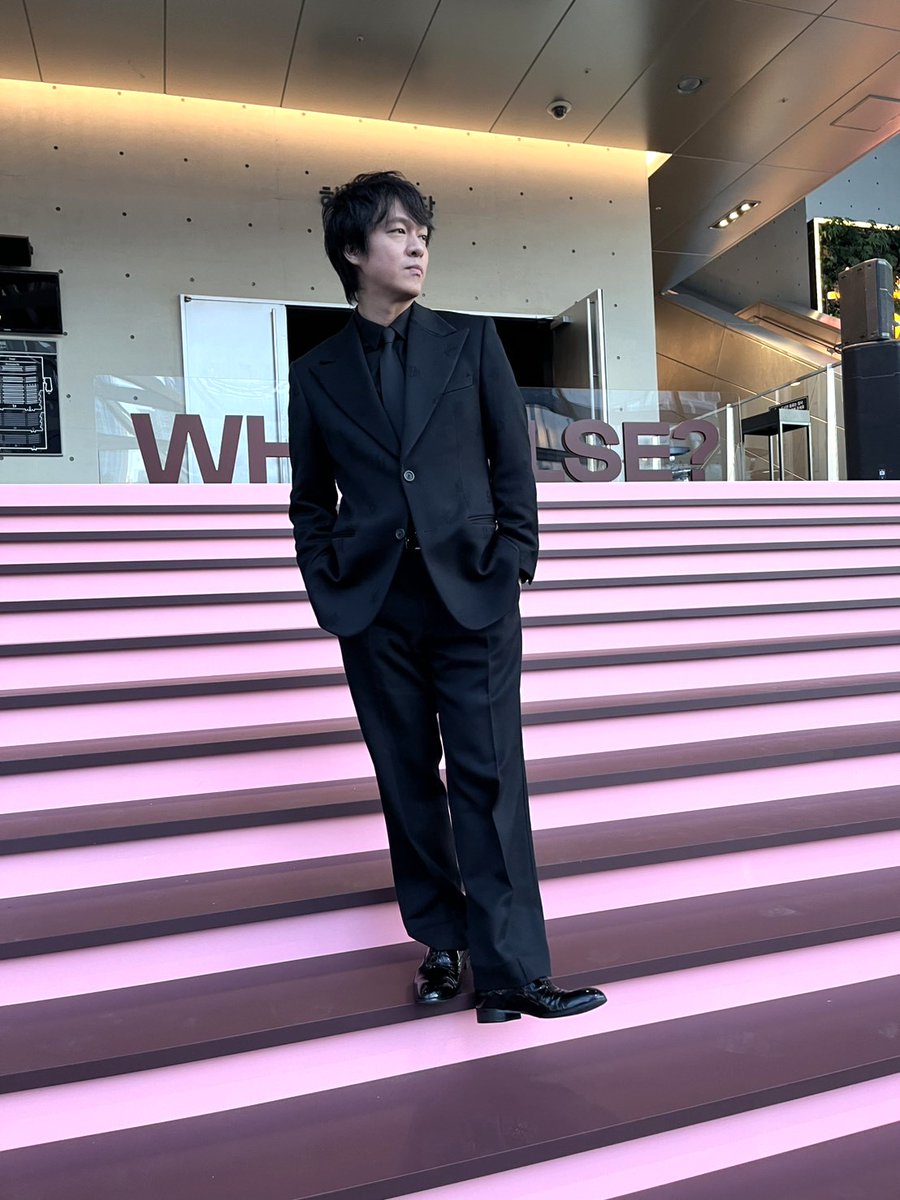 Kkorepo's tweet photo. 【丸山隆平×沢尻エリカ イベントレポ🎬✨】

映画『薔薇の鎖』チームが第31回釜山国際映画祭のレッドカーペットに登場！

丸山隆平は黒のスーツでシックに、沢尻エリカは美脚がのぞく黒のミニ丈ドレスで観客を魅了🖤
W主演の2人と佐藤佐吉監督が、世界初上映を前に釜山を華やかに彩りました！
#丸山隆平 #沢尻エリカ #薔薇の鎖 #釜山国際映画祭 #SUPER_EIGHT
🔗https://t.co/V0WPLYTfjv
