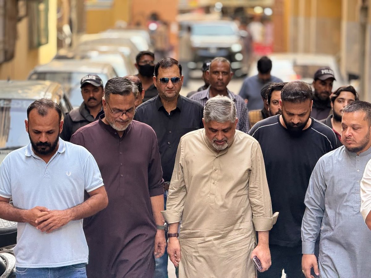 MQMPUpdates's tweet photo. سینئر مرکزی رہنما انیس احمد قائمخانی نے گلستانِ جوہر وارڈ 9 کے انچارج فیصل مرزا کے والد کے انتقال پر ان کی رہائش گاہ پہنچ کر اہلِ خانہ سے تعزیت اور مرحوم کے ایصالِ ثواب کے لیے دعائے مغفرت کی۔

اس موقع پر مرکزی رہنما شاکر علی، رکن سی او سی منہاج قاضی و دیگر ذمہ داران بھی موجود۔ https://t.co/2PC6beTeRi