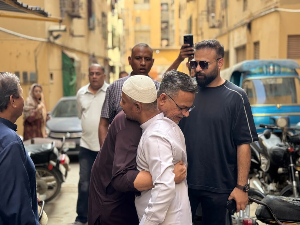 MQMPUpdates's tweet photo. سینئر مرکزی رہنما انیس احمد قائمخانی نے گلستانِ جوہر وارڈ 9 کے انچارج فیصل مرزا کے والد کے انتقال پر ان کی رہائش گاہ پہنچ کر اہلِ خانہ سے تعزیت اور مرحوم کے ایصالِ ثواب کے لیے دعائے مغفرت کی۔

اس موقع پر مرکزی رہنما شاکر علی، رکن سی او سی منہاج قاضی و دیگر ذمہ داران بھی موجود۔ https://t.co/2PC6beTeRi