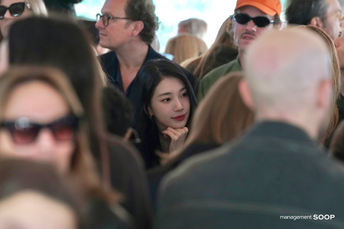 soop_ent's tweet photo. 𝐒𝐮𝐳𝐲 𝐗 𝐂𝐞𝐥𝐢𝐧𝐞𝐄𝐭𝐞𝟐𝟎𝟐𝟕
A moment in Paris.

https://t.co/yKPpWbkESy

* 고화질 이미지는 블로그 내 사진을 클릭해 원본으로 저장하실 수 있습니다.

#수지 #Suzy #Celine #CelineEte2027 #SOOPArchive https://t.co/R4UOBrR2QB