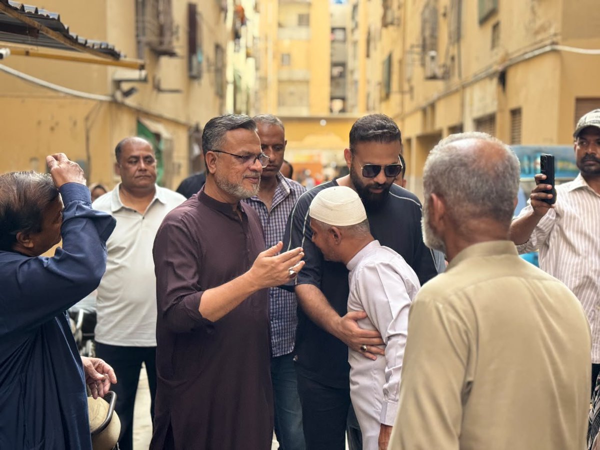 MQMPUpdates's tweet photo. سینئر مرکزی رہنما انیس احمد قائمخانی نے گلستانِ جوہر وارڈ 9 کے انچارج فیصل مرزا کے والد کے انتقال پر ان کی رہائش گاہ پہنچ کر اہلِ خانہ سے تعزیت اور مرحوم کے ایصالِ ثواب کے لیے دعائے مغفرت کی۔

اس موقع پر مرکزی رہنما شاکر علی، رکن سی او سی منہاج قاضی و دیگر ذمہ داران بھی موجود۔ https://t.co/2PC6beTeRi