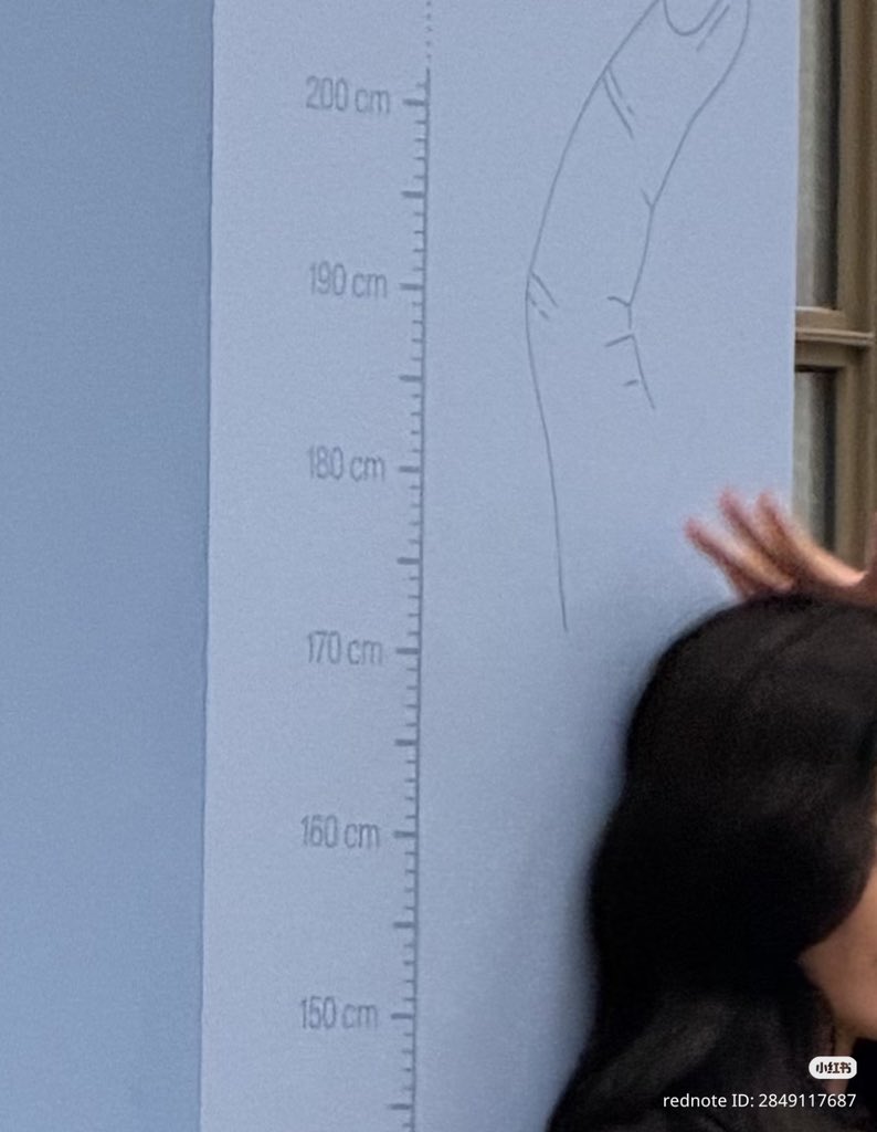 anyujinss2's tweet photo. someone meet yujin measuring her height on the museum, and its confirmed that her height is 173cm-174cm, she didn’t lie, she wearing flat shoes too here 😆 https://t.co/fy2lH81Pc2