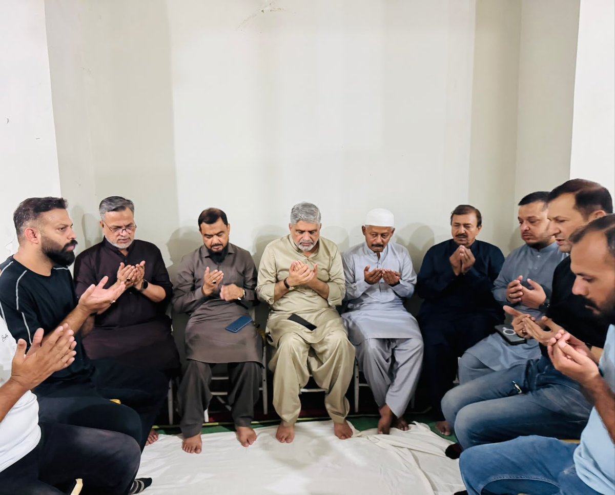 MQMPUpdates's tweet photo. سینئر مرکزی رہنما انیس احمد قائمخانی نے گلستانِ جوہر وارڈ 9 کے انچارج فیصل مرزا کے والد کے انتقال پر ان کی رہائش گاہ پہنچ کر اہلِ خانہ سے تعزیت اور مرحوم کے ایصالِ ثواب کے لیے دعائے مغفرت کی۔

اس موقع پر مرکزی رہنما شاکر علی، رکن سی او سی منہاج قاضی و دیگر ذمہ داران بھی موجود۔ https://t.co/2PC6beTeRi