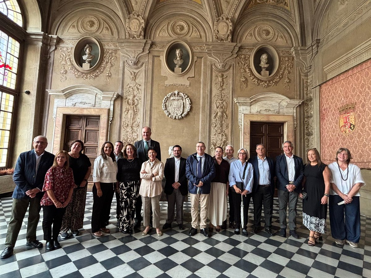 Hdad_Redencion's tweet photo. #HERMANDAD | Nuestra corporación ha sido recibida en la mañana de hoy en la Embajada de España ante la Santa Sede por la embajadora Dña. Isabel Celaá.

Durante la visita, se le ha hecho entrega por parte de la Junta de Gobierno de un presente junto a la medalla conmemorativa de la Coronación Canónica de María Santísima del Rocío.

#CristoentreNosotros #RocíodelCielo