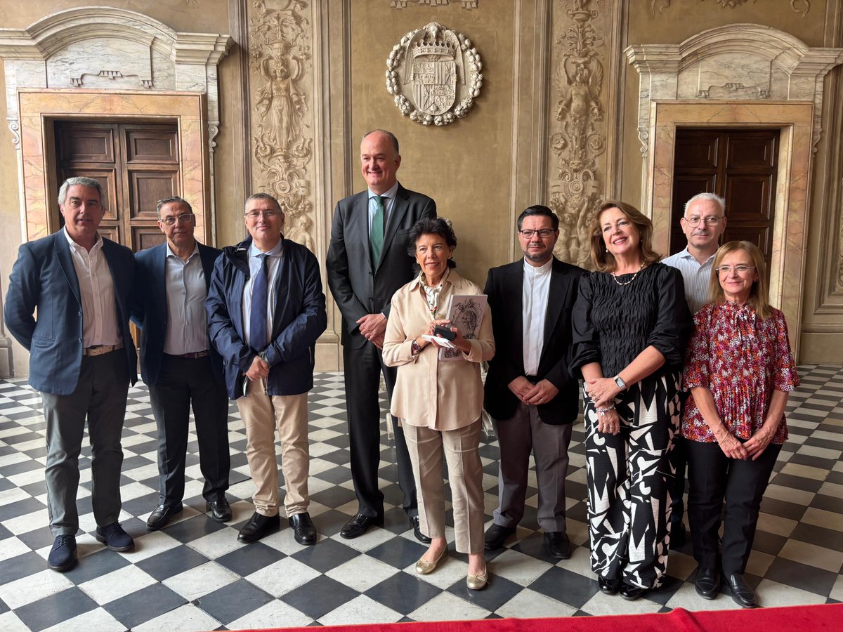 Hdad_Redencion's tweet photo. #HERMANDAD | Nuestra corporación ha sido recibida en la mañana de hoy en la Embajada de España ante la Santa Sede por la embajadora Dña. Isabel Celaá.

Durante la visita, se le ha hecho entrega por parte de la Junta de Gobierno de un presente junto a la medalla conmemorativa de la Coronación Canónica de María Santísima del Rocío.

#CristoentreNosotros #RocíodelCielo