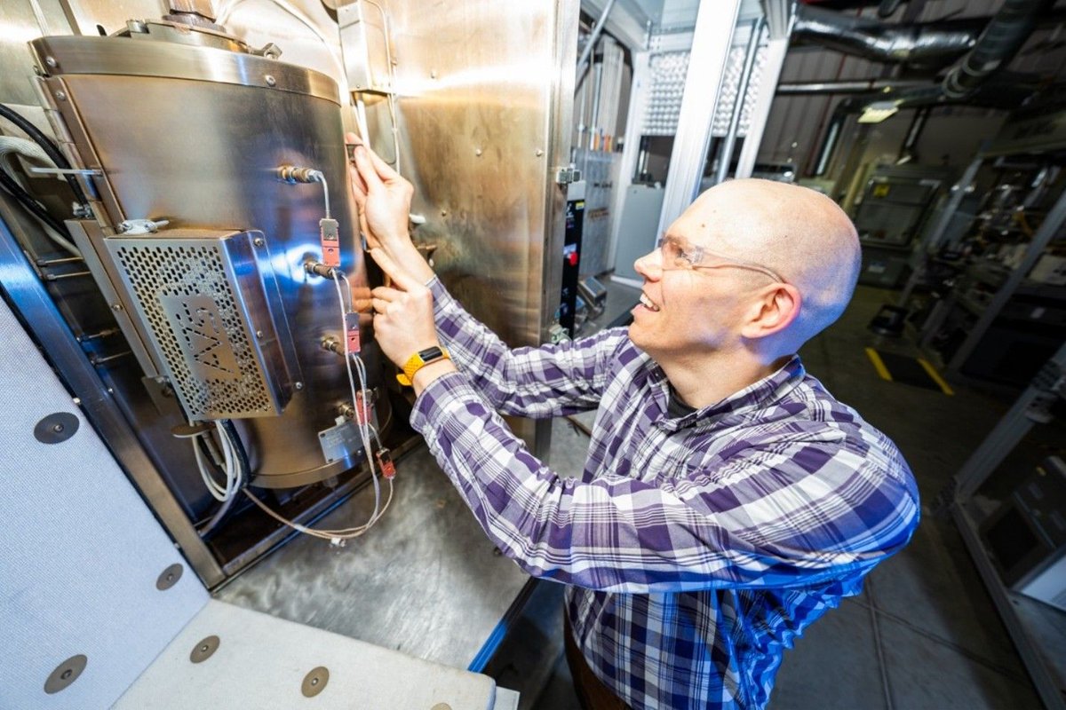 NETL_DOE's tweet photo. NETL’s OASIS technology produces high-purity oxygen with lower energy demands. It’s a promising step forward for applications that need reliable, high-quality oxygen without the burdens of traditional supply chains. 

Read more:  https://t.co/U5nGEwuOlR https://t.co/f6gWYUbWOx