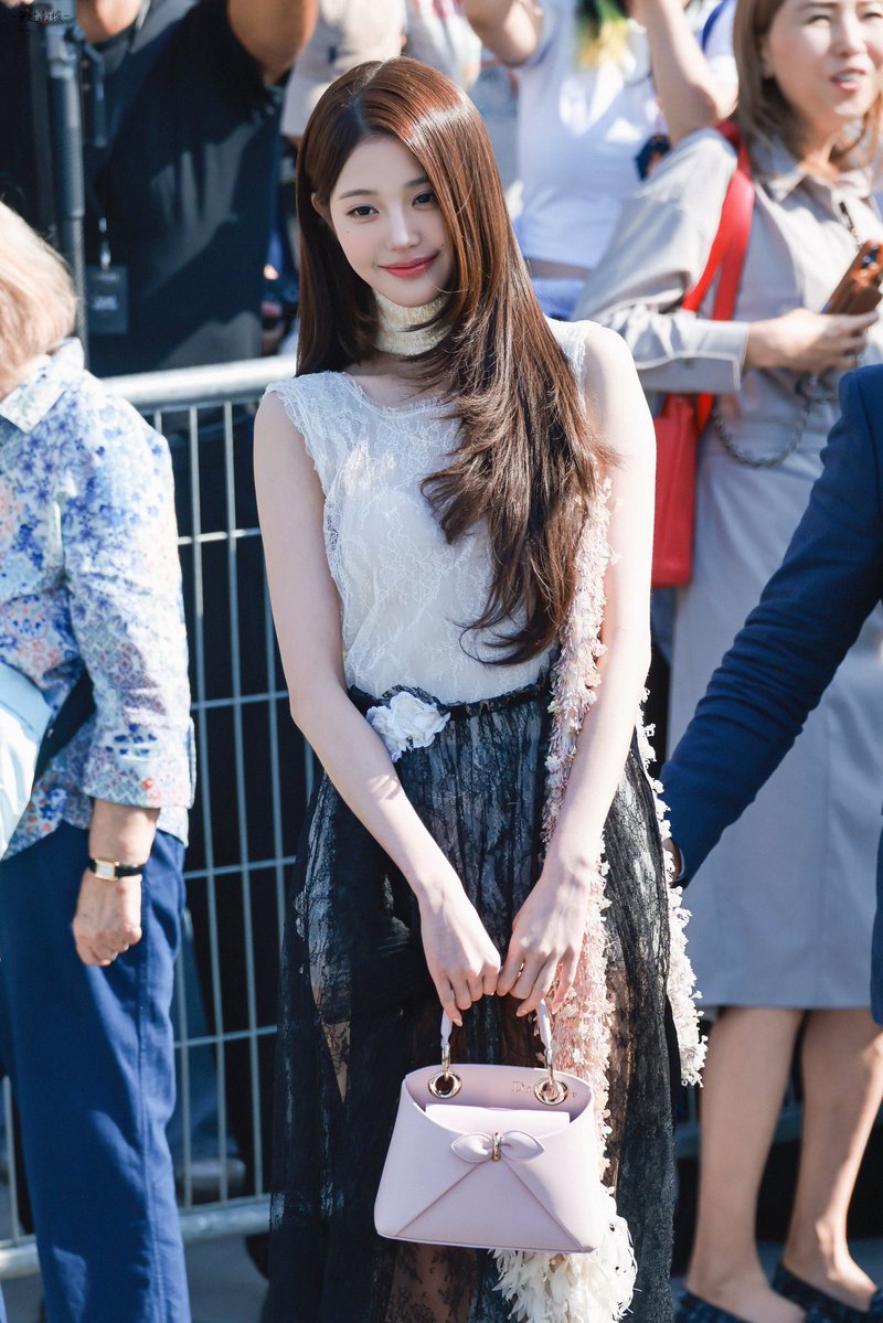 ivwy0831's tweet photo. Wonyoung brings incredible sparkle to Dior Summer27, her stunning visuals and poised attitude set a new benchmark for fashion week.

#JANGWONYOUNG
#WONYOUNG
#WonyoungDiorSummer27
#DiorSummer27 @Dior https://t.co/T4sxWRtLyh