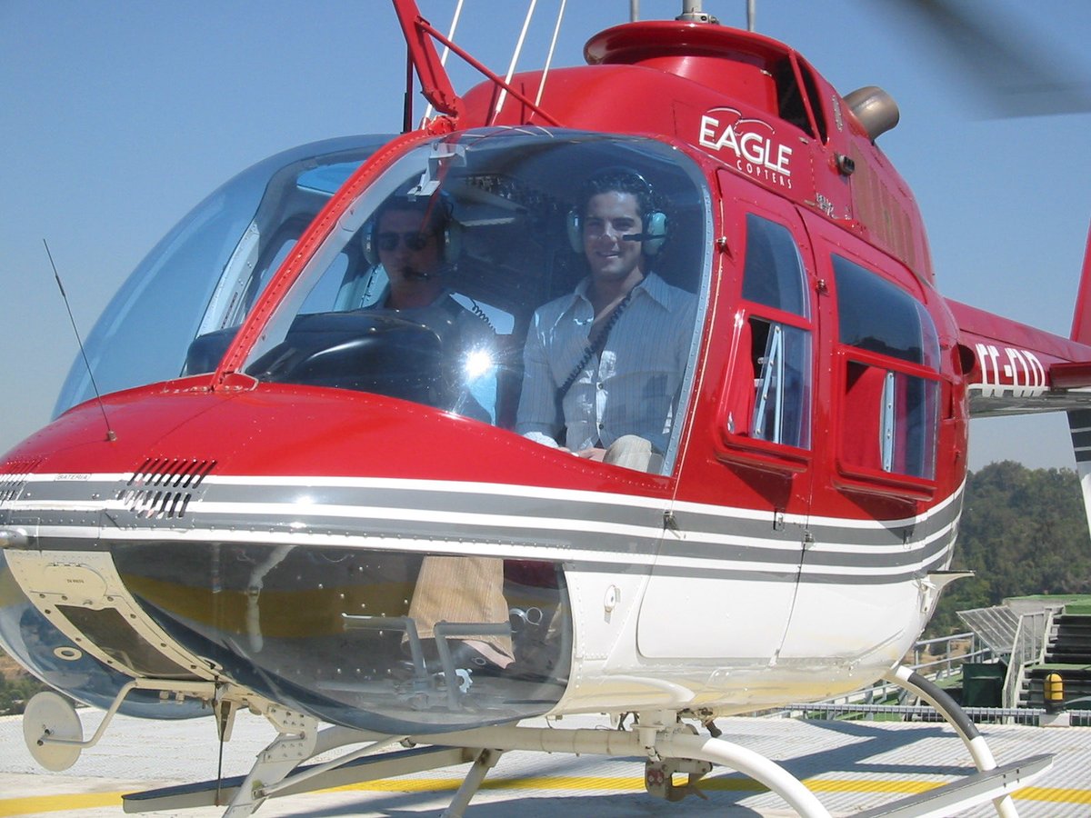 davidbisbal's tweet photo. Buenos días mi gente de Chile. Esta noche cantamos en el Movistar Arena y arrancamos una gira aquí maravillosa. Estoy  Deseando. Mientras tanto recuerdo estas fotos de la primera vez que llegué al festival de Viña del Mar. https://t.co/HSctTxbQRi