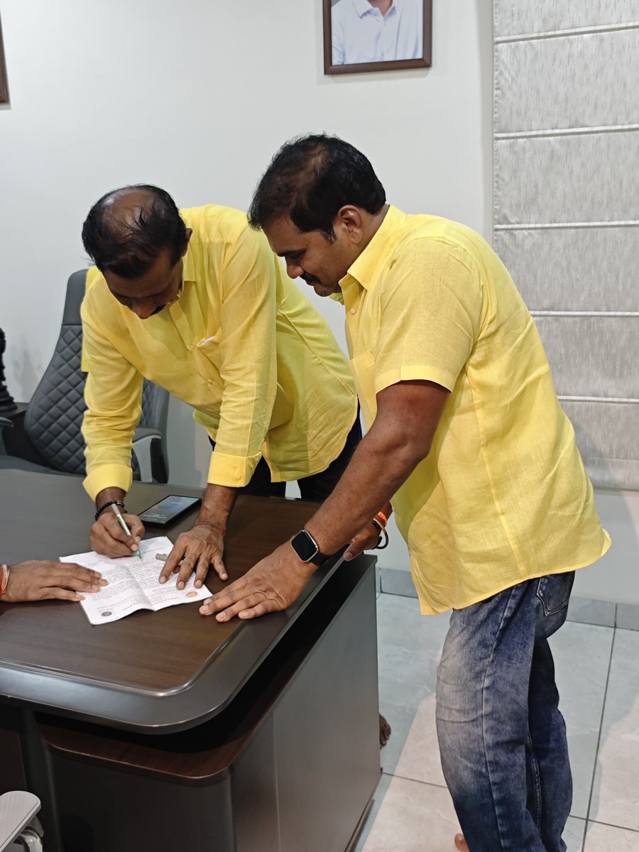 bosesavili's tweet photo. తెలుగుదేశం పార్టీ ఆంధ్రప్రదేశ్ రాష్ట్ర అధ్యక్షులు & గాజువాక శాస���సభ్యులు @Pallasrinivas4u గారిని మంగళగిరి లోని వారి నివాసంలో కలవటం జరిగింది.
#iTDPforTDP
#EluruPC https://t.co/CmHCpu2OXx