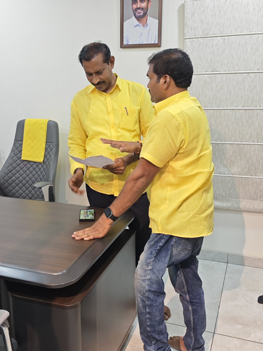 bosesavili's tweet photo. తెలుగుదేశం పార్టీ ఆంధ్రప్రదేశ్ రాష్ట్ర అధ్యక్షులు & గాజువాక శాస���సభ్యులు @Pallasrinivas4u గారిని మంగళగిరి లోని వారి నివాసంలో కలవటం జరిగింది.
#iTDPforTDP
#EluruPC https://t.co/CmHCpu2OXx