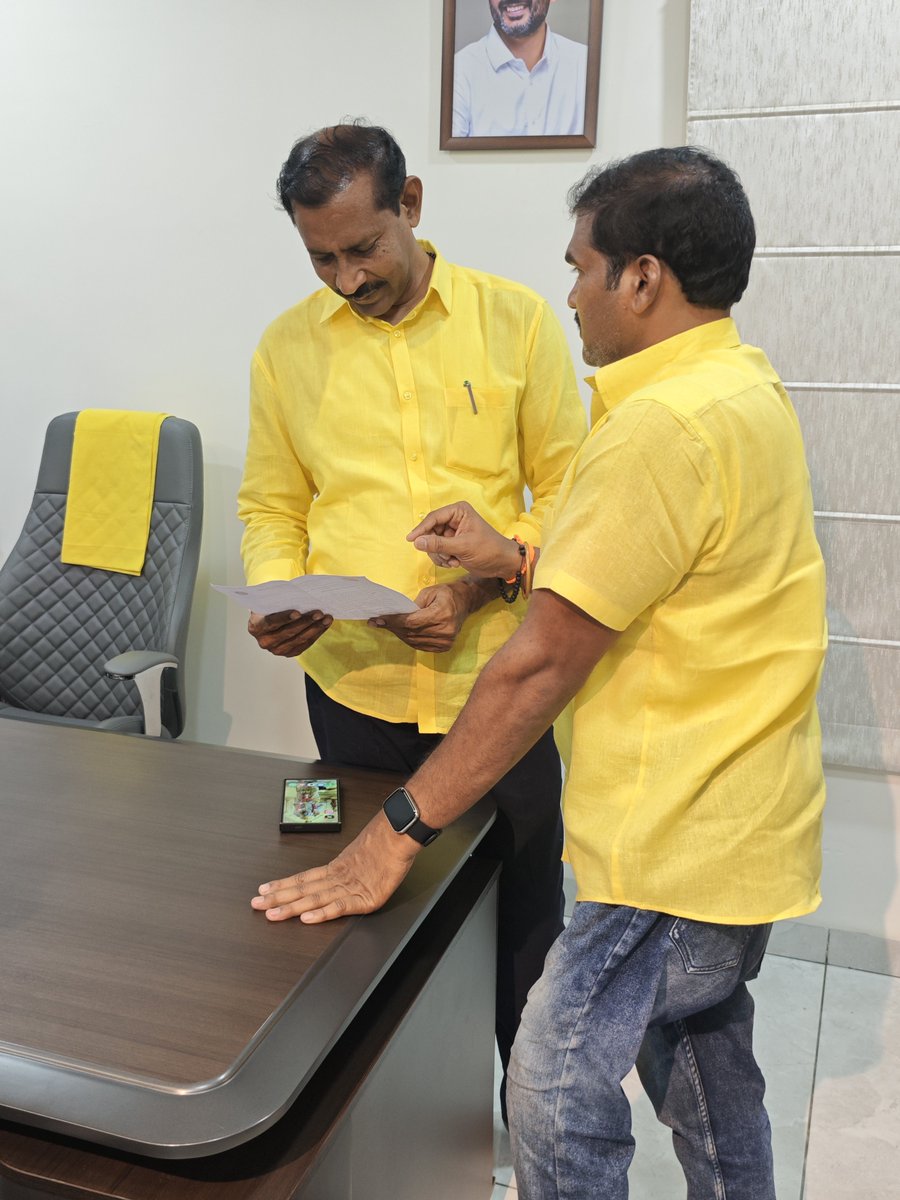 bosesavili's tweet photo. తెలుగుదేశం పార్టీ ఆంధ్రప్రదేశ్ రాష్ట్ర అధ్యక్షులు & గాజువాక శాస���సభ్యులు @Pallasrinivas4u గారిని మంగళగిరి లోని వారి నివాసంలో కలవటం జరిగింది.
#iTDPforTDP
#EluruPC https://t.co/CmHCpu2OXx
