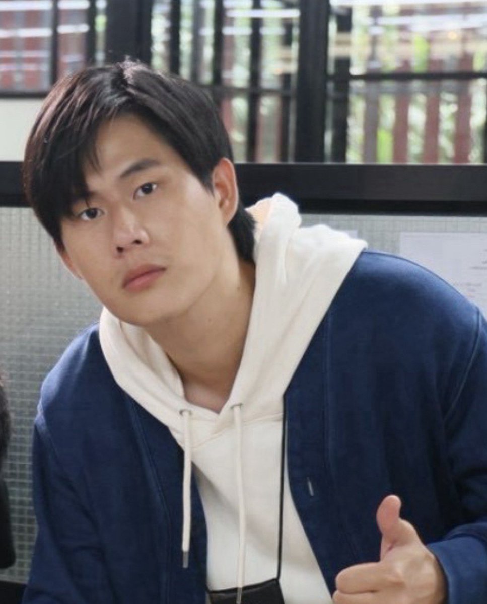 ecalost's tweet photo. ละพี่ทรัพย์สินฮีมากับลุคไรหนวดนิดๆอะ หล่อสราสสสสส กลับบ้านไปจะมีใครมาบอกโกนหนวดด้วยครับพ่อพ่อปะ https://t.co/2YNQm2F3DJ