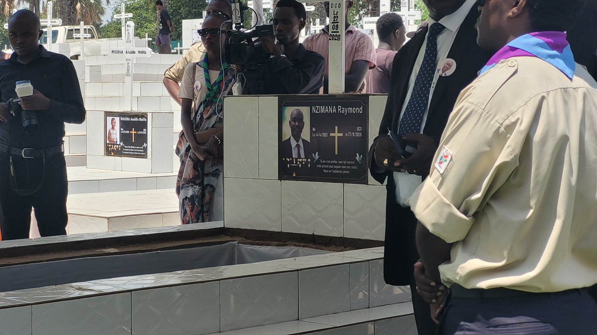iwacuinfo's tweet photo. Adieu Raymond 

C’est avec une vive émotion que les proches de Raymond Nzimana, directeur de la Radio Bonesha FM, décédé dans la matinée de dimanche 27 septembre 2026 lui ont rendu un dernier hommage, ce mardi 5 octobre. 
Sa famille, ses collègues journalistes venus de plusieurs médias, des représentants des associations des professionnels des médias, des organisations d’appui aux médias, des délégués du CNC, du ministère de la Communication et des Médias, une délégation de haut niveau de sa commune natale de #Rumonge sans oublier une forte délégation de scouts, ont pris part à ces cérémonies funéraires. 
Tous les témoignages sur la vie de ce disparu convergent : _« Jamais à court de sujets ou d’idées, il était l’animateur principal, le moteur, le cœur même de toutes les rédactions et des unités scout qu’il a servies. C’était un homme au grand cœur, débordant d’énergie, serviable, toujours prêt à aider, altruiste, stoïque »._