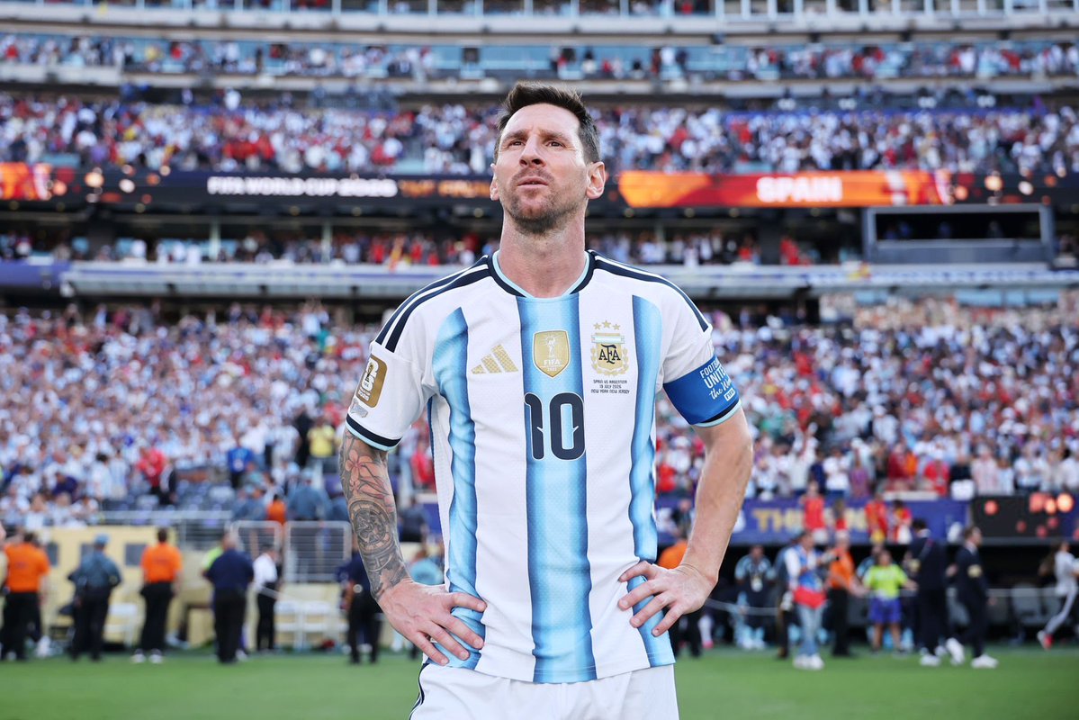 ActuFoot_'s tweet photo. 🚨 Lionel Messi 🇦🇷 : « LE MOMENT EST ARRIVÉ. JE PARS EN PAIX, J’AI TOUT DONNÉ. 🥹👋

Ce maillot a été MON RÊVE, MA FIERTÉ ET MA VIE pendant des années.

Merci de m’avoir aimé autant, merci pour votre soutien.

JE VOUS PORTERAI TOUJOURS AVEC MOI. »

🎙️ via @FabrizioRomano https://t.co/HViR4x7Y5W