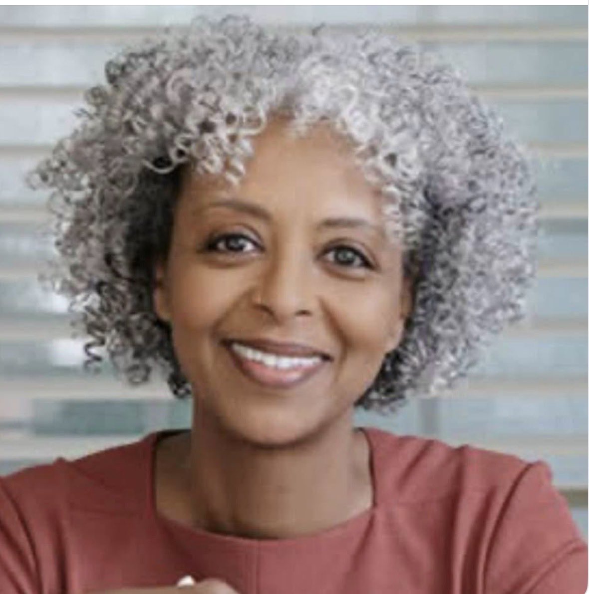 MD25887742's tweet photo. ታዋቂዋ ኢትዮጵያዊት ደራሲ
 $800,000 ዶላር ተሸላሚ ሆነች
#Maaza #Mengiste novelist 
ታዋቂዋ ኢትዮ-አሜሪካዊት ደራሲ መዓዛ መንግሥቴ በዓለም አቀፍ ደረጃ ከፍተኛ ዝና እና እውቅና ባገኘው የ2026 የ“ማክአርተር ፈሎውሺፕ”  ሽልማት አሸናፊ ሆናለች። በዓመቱ ከዓለም አቀፍ የጥበብ፣ የምሁራን እና የሳይንስ ባለሙያዎች መካከል ተመርጣ ያሸነፈችው ይህ ታላቅ ሽልማት 800 ሺህ ዶላር (ከ131 ሚሊዮን ብር በላይ) የገንዘብ ሽልማት የሚሰጥ ሲሆን፤ በልዩ የፈጠራ ችሎታቸው ለሕብረተሰብ ትልቅ አስተዋጽኦ ላበረከቱ ግለሰቦች የሚሰጥ ነው።

ደራሲ መዓዛ የታሪክን ሕመም፣ የሰብዓዊነትን ጥልቀት እና የፖለቲካ ግጭቶች በሰው ልጅ ላይ የሚያደርሱትን ሞራላዊ ጠባሳ በብዕሯ በጥበብ በመቅረጿ ለዚህ ክብር በቅታለች። የማክአርተር ፋውንዴሽን እንደገለጸው፣ እሷ ለሽልማት የበቃችው የታሪክን፣ የትውስታንና የተስፋን ጥምረት በመጠቀም የፖለቲካ ጥቃቶች በሰዎች ሕይወት ላይ የሚያሳድሩትን ከባድ ዋጋ በጽሑፎቿ በጥልቀት በማሳየቷ ነው።

በዓለም አቀፍ የሥነ-ጽሑፍ መድረክ ስሟ በጉልህ እንዲነሳ ካደረጉ አበይት ሥራዎቿ መካከል ለቡከር ሽልማት እጩ የነበረው "The Shadow King" እና የደርግን ሥርዓት መጀመሪያ የሚያሳየው "Beneath the Lion's Gaze" የተባሉት ልብወለድ መጽሐፎቿ ይጠቀሳሉ። በአሁኑ ወቅት በኮነቲከት በሚገኘው ዌስሊያን ዩኒቨርሲቲ የእንግሊዝኛ ፕሮፌሰር ሆና በማስተማር ላይ የምትገኘው ኢትዮጵያዊቷ ደራሲ፣ አህጉራዊ እና ዓለም አቀፋዊ ታሪኮቻችንን ለዓለም በማስተዋወቅ ላይ ትገኛለች።