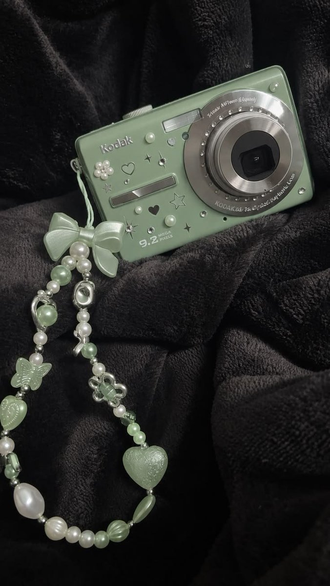 Bllury's tweet photo. Y2K Aesthetic Cameras https://t.co/uADXSxoyID