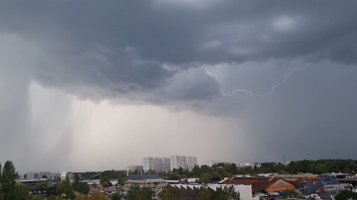Schuum's tweet photo. Au moins, c'est esthétique. Et électrique! Plus d'une heure qu'il traine au nord de Bordeaux celui là https://t.co/BpOtWspIlh
