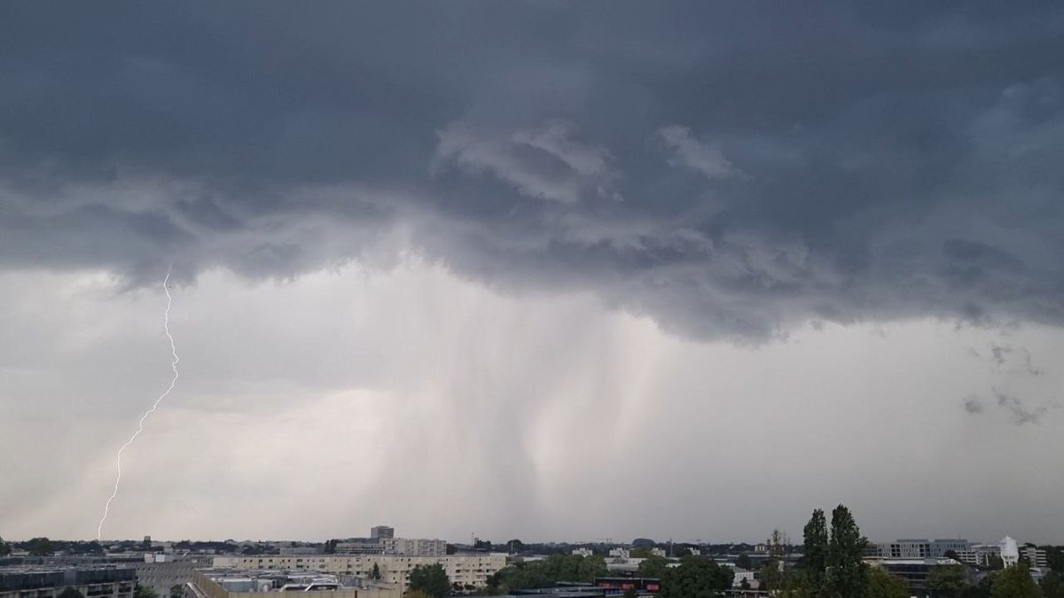 Schuum's tweet photo. Au moins, c'est esthétique. Et électrique! Plus d'une heure qu'il traine au nord de Bordeaux celui là https://t.co/BpOtWspIlh