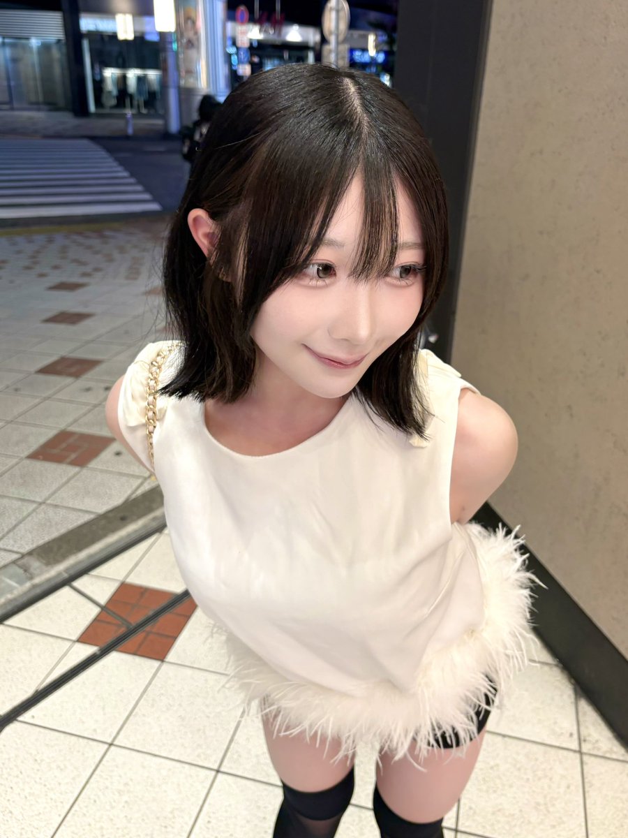 ranchan_1007's tweet photo. 23歳になりました！！！！🎂🩷

そして、髪をバッサリ切りました！

アイドルで居る間は絶対ロングと決めていて、アイドルになって計10年ずっとロングでした。

でも"振付師" として人生の第二章をスタートするためにも切りました！！
23歳振付師として売れます！頑張るぞー！！お仕事下さい！！ https://t.co/4mLdUoaca5