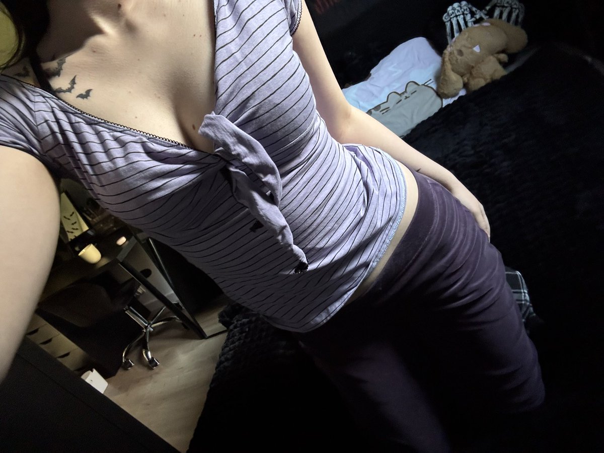 Gahyounn's tweet photo. Hii 😜
#altgirl #findom https://t.co/KFWo3ugv9S