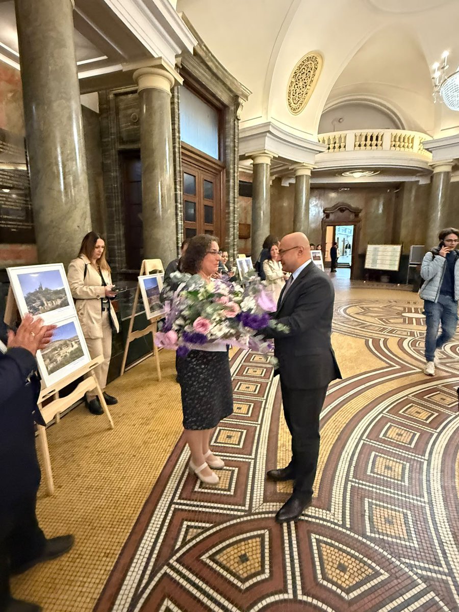 ElmarEMammadov's tweet photo. 🇦🇿 2026 Şəhərsalma və Memarlıq İli çərçivəsində Ümumdünya Memarlıq, Məskunlaşma və Müəllimlər Günü münasibətilə 5 oktyabrda Sofiya Universitetində “Tələbələrin gözü ilə Azərbaycan və Bolqarıstanın memarlıq irsi” adlı fotosərginin açılışını keçirdik. 🇦🇿🤝🇧🇬 https://t.co/2dWjXLgwSD https://t.co/55He0R6LTX