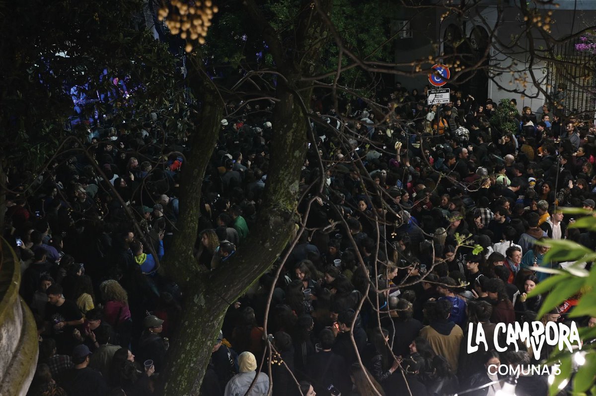 lacampora_c5's tweet photo. FIESTA POPULAR EN LA COMUNA 5

✌️Más de mil personas se acercaron al festival que organizo la Casa Cultural Tita Merello como resultado de sus 4 años de militancia en el barrio de Boedo.

Seguimos trabajando y militando para liberar a Cristina y así liberar la patria. https://t.co/H3nw5psXRy