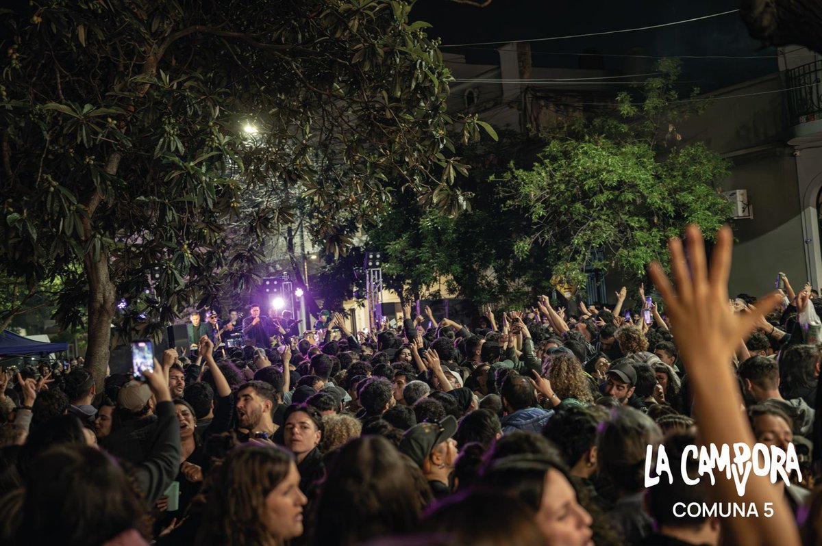 lacampora_c5's tweet photo. FIESTA POPULAR EN LA COMUNA 5

✌️Más de mil personas se acercaron al festival que organizo la Casa Cultural Tita Merello como resultado de sus 4 años de militancia en el barrio de Boedo.

Seguimos trabajando y militando para liberar a Cristina y así liberar la patria. https://t.co/H3nw5psXRy