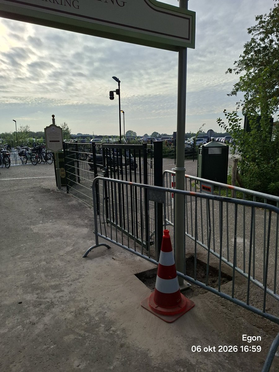 Efteling_commun's tweet photo. #efteling @looopings @NielsKooyman @Coshira_ @cindy_ve 

Nieuwe bord bij fietsenstalling https://t.co/QzOZF9WMYw