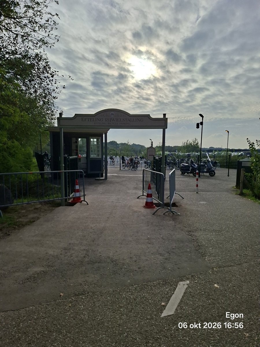 Efteling_commun's tweet photo. #efteling @looopings @NielsKooyman @Coshira_ @cindy_ve 

Nieuwe bord bij fietsenstalling https://t.co/QzOZF9WMYw