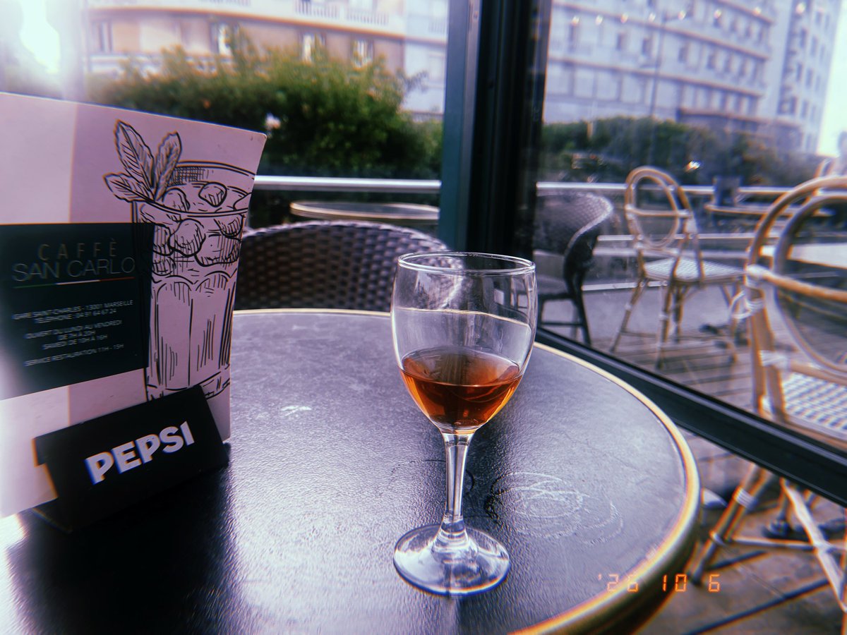 Nozomimoz's tweet photo. わけあって昼からマルセイユに来てて、今電車待ちでアペロ中🍷
今日大規模デモの注意喚起が出ていて警戒してたけど、しっかり統率されたデモだったからか街は至って普通。
SNSのショッキングな情報に身構えてたけど、世紀末にはなってません🧟‍♂️ https://t.co/VfrIgjoWDq
