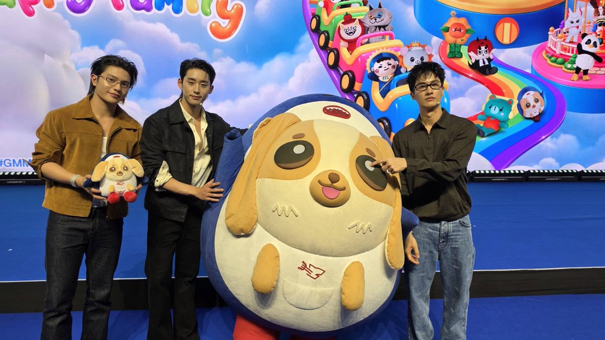 GMMTV's tweet photo. ขอบคุณทุกคนที่มาหาพวกเรานะครับ ฝากติดตาม #GMMTVLiveHouse on stage วันพฤหัสบดีนี้ด้วยนะครับทุกคนน

GMMTV Live House on stage วันอังคาร และ พฤหัสบดี
ทาง YouTube และ TikTok : GMMTV
#GMMTV
@Tawan_V @Williamjkp1 @EstRvp @wesley_gmmtv https://t.co/4UMjAMv7CN